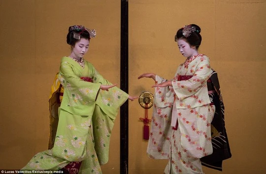 Hé lộ cuộc sống của những Geisha hiện đại qua ảnh