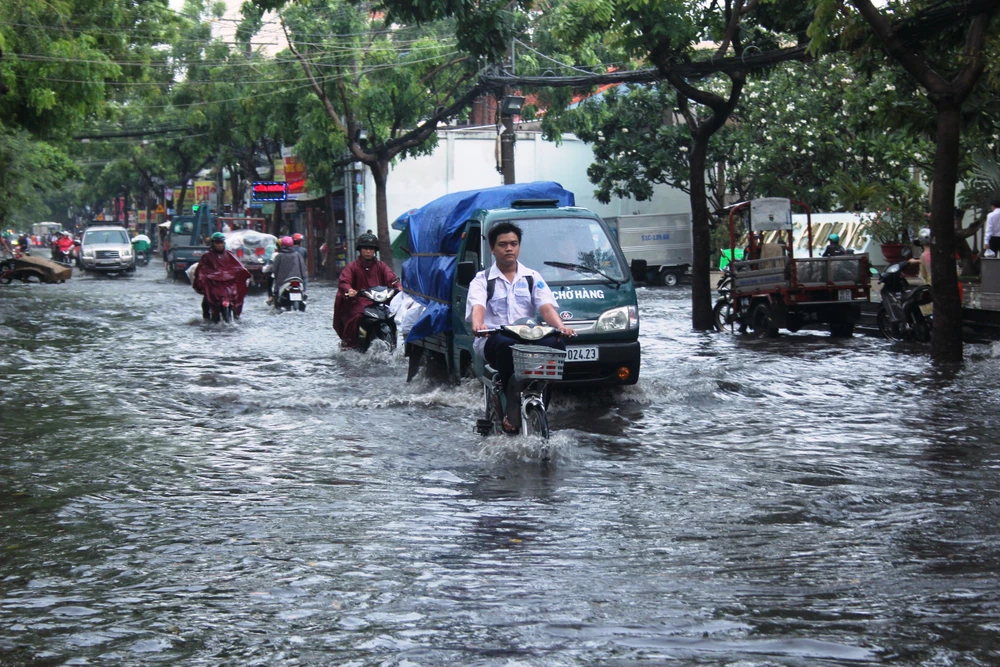 Mưa nửa tiếng đường ngập như sông, xe cộ bì bõm trong nước cống ảnh 4