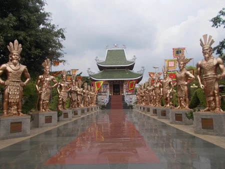 Tượng Quốc Tổ Vua Hùng gây tranh cãi trên cộng đồng mạng