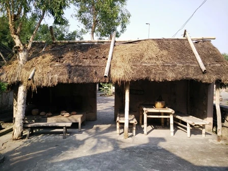 Đường làng, ngõ xóm, quán nước chè đều thể hiện không gian xưa