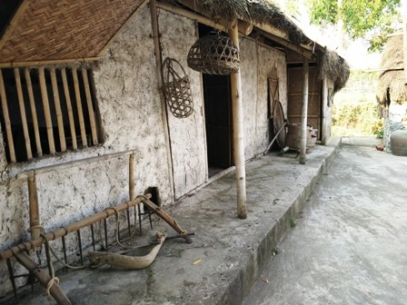 Nhà được phục dựng bằng tranh tre, nứa lá, có các dụng cụ sinh hoạt thể hiện sự nghèo khó một thời