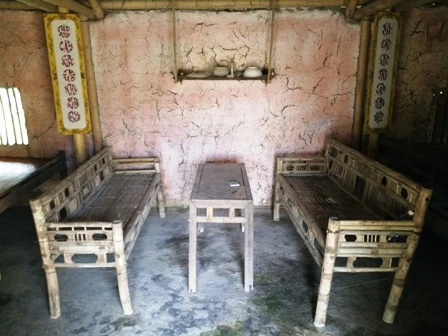 Nhà được phục dựng bằng tranh tre, nứa lá, có các dụng cụ sinh hoạt thể hiện sự nghèo khó một thời