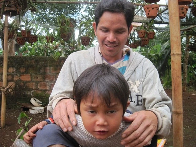 Anh Krưp và cậu con trai tên Messi. (Ảnh: Zing)