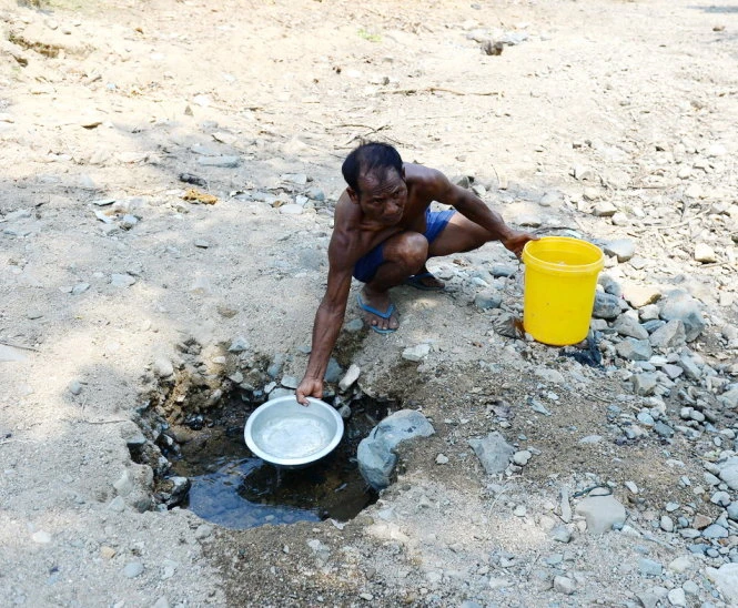 Những cái giếng cạn được khoét giữa dòng suối đã trơ đáy ở thôn Rã Giữa, xã Phước Trung - Ảnh: Thuận Thắng