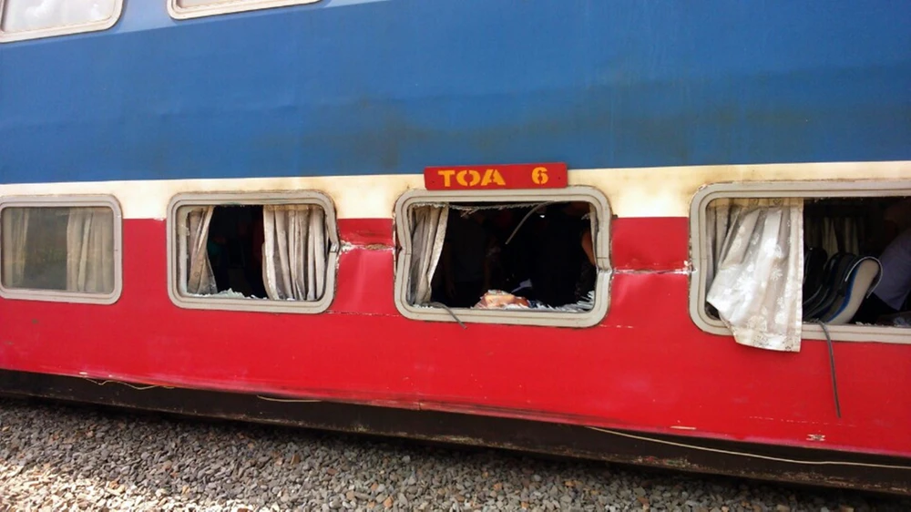 Cố băng qua đường ray, xe tải tông vào tàu hỏa tài xế nguy kịch ảnh 5