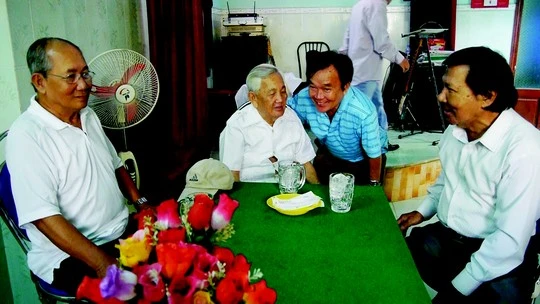 “Tư Ếch” Văn Hường bồi hồi tái ngộ đồng nghiệp