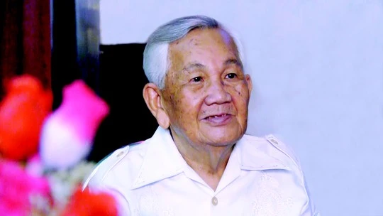 “Tư Ếch” Văn Hường bồi hồi tái ngộ đồng nghiệp