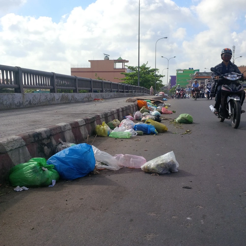 Rác thải vứt ngổn ngang trên cầu Chợ Cầu ảnh 1