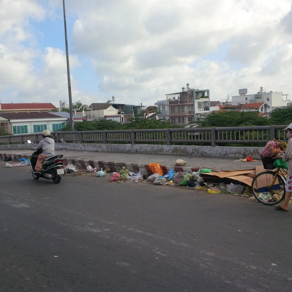 Rác thải vứt ngổn ngang trên cầu Chợ Cầu ảnh 2