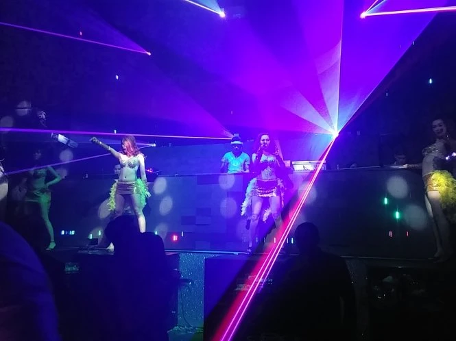 Vũ công biểu diễn ở một quán bar