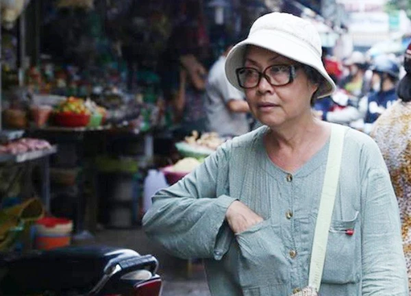 Nghệ sĩ Trang Thanh Xuân làm nghề bán vé số. Cuộc sống mưu sinh không phải màu hồng của sao Việt