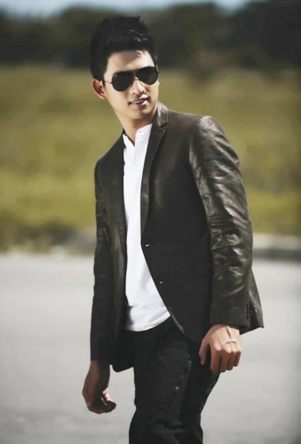 Hoàng Long làm nhân viên ở một cửa hàng thời trang. Cuộc sống mưu sinh không phải màu hồng của sao Việt