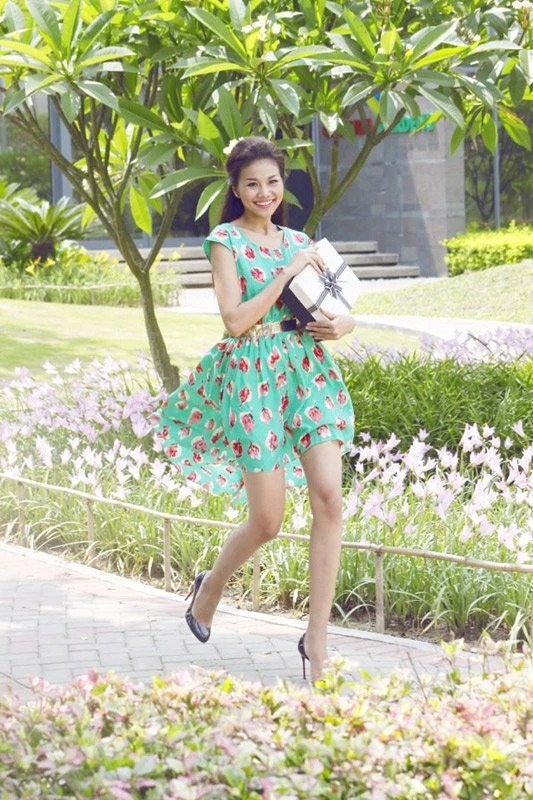 Thanh Hằng, chân dài, gợi cảm, ca sĩ ngực khủng,