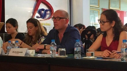 Đạo diễn người Đức Arne Birkenstock (thứ 2 từ phải sang) tại buổi họp báo LHP tài liệu Châu Âu – Việt Nam.