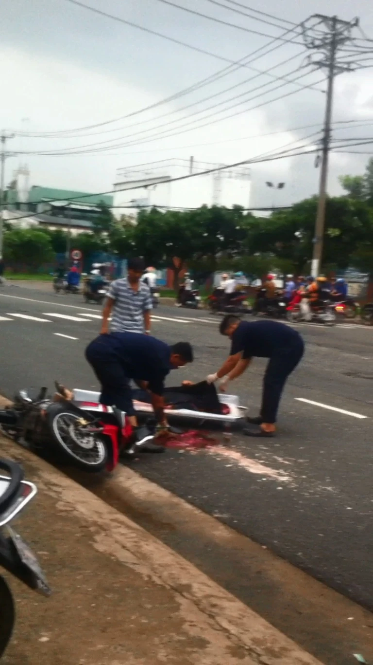 Xe máy va chạm với container, một người tử vong ảnh 1