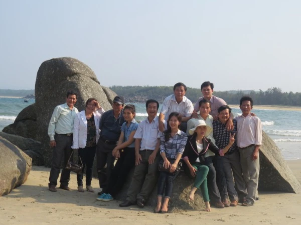 Cán bộ, phóng viên ĐTTTH Đức Phổ và ĐTTTH huyện Minh Long tại bãi biển Châu Me, xã Phổ Châu (Đức Phổ, Quảng Ngãi).