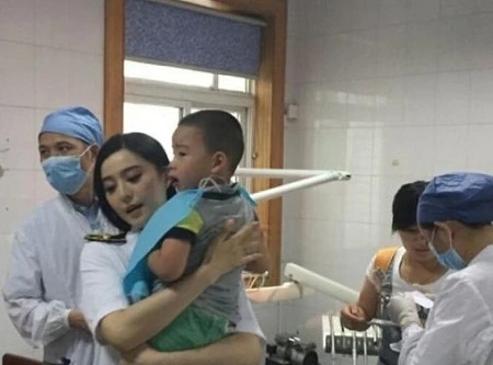 Phạm Băng Băng đưa bé trai gặp tai nạn tới bệnh viện cấp cứu