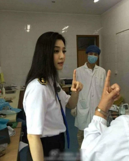 Phạm Băng Băng đưa bé trai gặp tai nạn tới bệnh viện cấp cứu