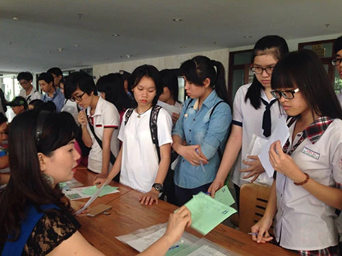 Thí sinh lo lắng vì sai sót trên giấy báo thi ảnh 2 Thí sinh lo lắng vì sai sót trên giấy báo thi ảnh 2