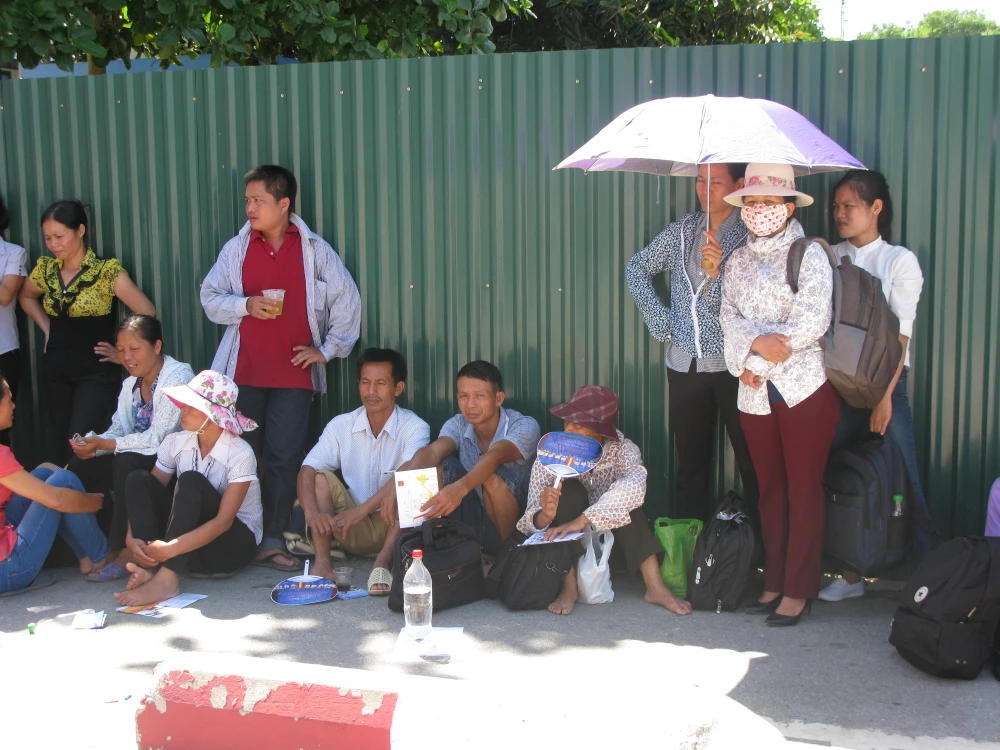 Đưa con đi thi, phụ huynh chật vật tìm chỗ trốn cái nắng 40 độ ảnh 12