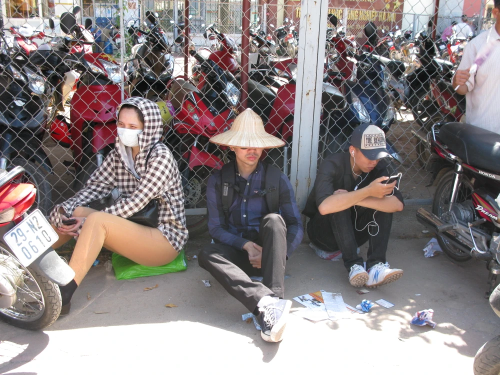 Đưa con đi thi, phụ huynh chật vật tìm chỗ trốn cái nắng 40 độ ảnh 13