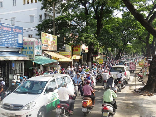 Lực lượng tiếp sức mùa thi giăng mình làm 'dải phân cách' ảnh 11