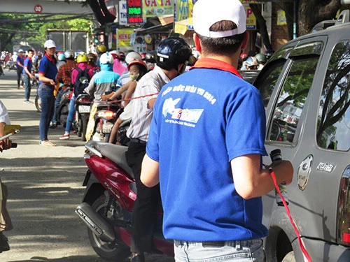 Lực lượng tiếp sức mùa thi giăng mình làm 'dải phân cách' ảnh 12