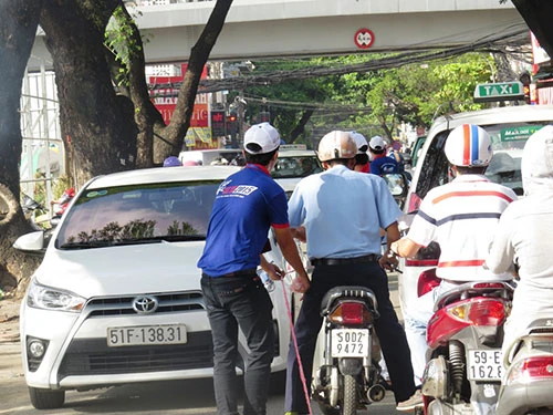Lực lượng tiếp sức mùa thi giăng mình làm 'dải phân cách' ảnh 13