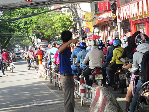 Lực lượng tiếp sức mùa thi giăng mình làm 'dải phân cách' ảnh 14