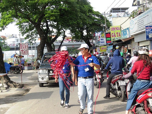 Lực lượng tiếp sức mùa thi giăng mình làm 'dải phân cách' ảnh 15