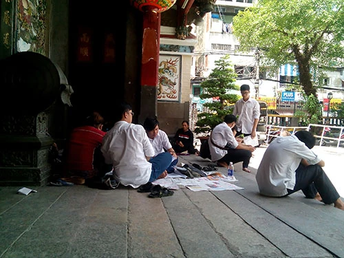 Ngày thi đầu tiên: Sĩ tử được chăm sóc đến... 'tận răng' ảnh 10