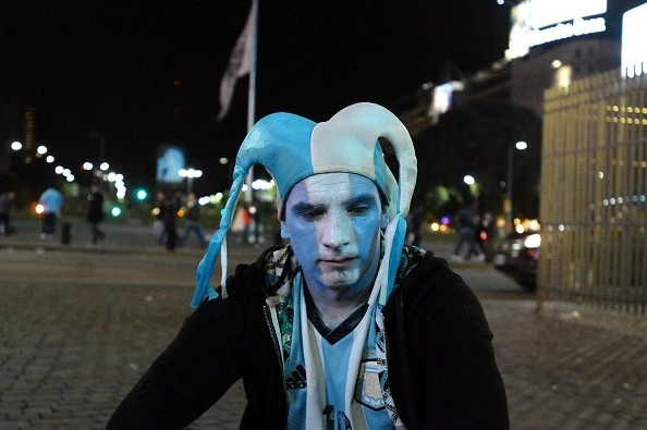 Messi thất vọng cởi bỏ huy chương bạc khi đi qua cúp vô địch