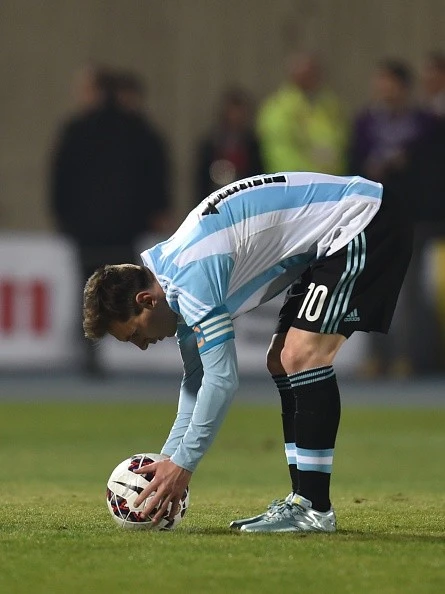 Messi thất vọng cởi bỏ huy chương bạc khi đi qua cúp vô địch