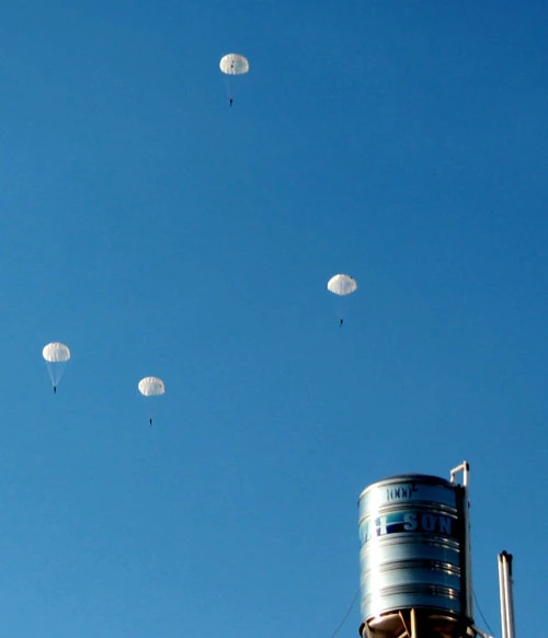 Chùm ảnh phi công khổ luyện cho giây phút bung dù ảnh 6