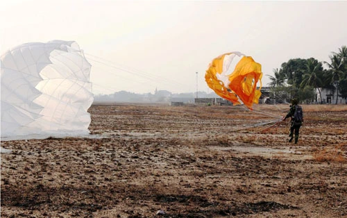 Chùm ảnh phi công khổ luyện cho giây phút bung dù ảnh 17