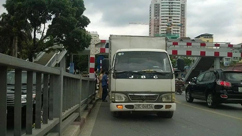 Xe tải bị khung sắt 'giữ lại' hàng giờ trên cầu vượt ảnh 2