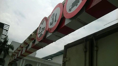 Xe tải bị khung sắt 'giữ lại' hàng giờ trên cầu vượt ảnh 3