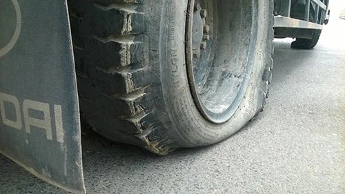 Xe tải bị khung sắt 'giữ lại' hàng giờ trên cầu vượt ảnh 4