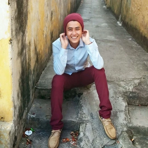 MC trẻ Quang Minh tên thật Lê Lưu Quang Minh sinh năm 1988 có nickname là Dế Minh đến với nghề MC sau khi tốt nghiệp Đại học Hoa Sen TP.HCM. Năm 2009, Quang Minh từng tham dự cuộc thi Cầu Vồng của VTV6 và là 1 trong 4 gương mặt đại diện miền Nam được lọt vào vòng chung kết diễn ra tại Hà Nội. Quang Minh bắt đầu nghề dẫn chương trình từ năm 2009. Quang Minh gây ấn tượng cho mọi người bởi ngoại hình dễ thương, thân thiện cùng nụ cười lúc nào cũng nở trên môi. Vì vậy, anh dần trở thành gương mặt quen thuộc tại nhiều sự kiện giải trí của TP.HCM. Quang Minh là MC trực thuộc HTV (Đài Truyền hình TP.HCM). Ngoài công việc MC, Quang Minh còn là người rất tích cực trong các hoạt động từ thiện. Anh thường xuyên tham gia tổ chức các hoạt động như trao học bổng, tặng sách vở cho các em học sinh nghèo ở vùng sâu vùng xa… Dự kiến tháng 7 này anh sẽ tổ chức một buổi từ thiện cho các trẻ em mồ côi, nhưng chưa kịp thực hiện thì đã lâm bệnh nặng. Quang Minh cũng chưa có vợ con. MC "Chào buổi sáng" (HTV) Quang Minh ra đi khi tuổi đời vừa tròn 27 để lại nhiều tiếc nuối cho gia đình, bạn bè, đồng nghiệp và khán giả. Lễ nhập quan vào lúc 6g ngày 29-7. Linh cửu được quàn tại 240/127/11 đường Nguyễn Văn Luông, P.11, Q.6. Lễ động quan lúc 14g ngày 30-7, an táng tại nghĩa trang Đa Phước. 20150721-105156-11665724_10203064630295559_2776773339028039001_n_520x520-cb3e2-cfdf8