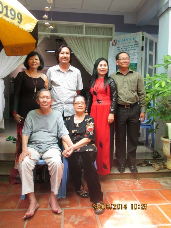 Nhà thơ Nguyễn Bắc Sơn (ngồi) cùng vợ và các bạn thơ trong chuyến gặp gỡ năm 2014. Ảnh: Blo Ngô Đình Miên