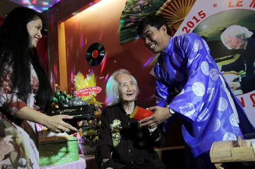 Nhạc sư Vĩnh Bảo đờn xuất thần trong đêm mừng thọ 98 tuổi ảnh 4