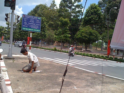 Người thanh niên ‘quỳ lạy’ giữa trung tâm thành phố để...xin tiền ảnh 2 Người thanh niên ‘quỳ lạy’ giữa trung tâm thành phố để...xin tiền ảnh 2