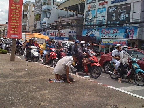 Người thanh niên ‘quỳ lạy’ giữa trung tâm thành phố để...xin tiền ảnh 1 Người thanh niên ‘quỳ lạy’ giữa trung tâm thành phố để...xin tiền ảnh 1