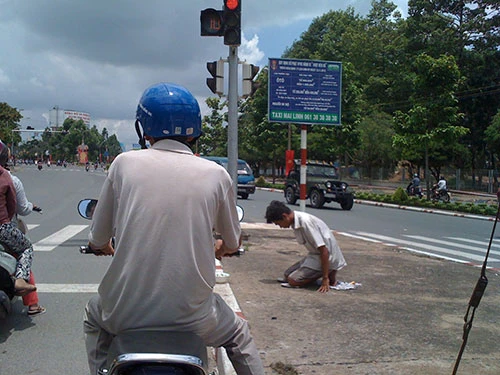 Người thanh niên ‘quỳ lạy’ giữa trung tâm thành phố để...xin tiền ảnh 3