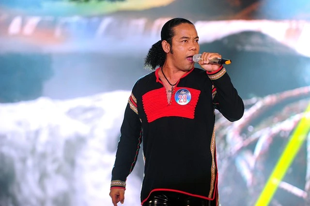 Thí sinh đến từ Đắk Lắk Y Jalin A Yun trình diễn ca khúc “Ơi M’Drak” của nhạc sĩ Nguyễn Cường. Sự mạnh mẽ, bùng cháy và nội lực luôn tràn đầy là điều dễ thấy của những thí sinh đến từ khu vực Tây Nguyên. Điều này cũng được Y Jalin A Yun thể hiện trọng tiết mục của mình.