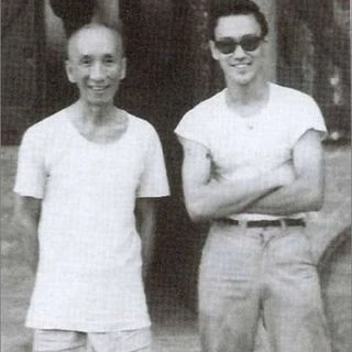 Lý Tiểu Long theo sư phụ Diệp Vấn từ năm 1953 đến năm 1956. Giai đoạn sau, Lý vẫn thường quay về Hong Kong theo phò phái. Có người nói, cho đến cùng, Diệp Vấn vẫn chưa thể truyền hết Vịnh Xuân Quyền cho đệ tử nổi tiếng vì khoảng cách địa lý giữa hai người. Lý Tiểu Long theo Diệp Vấn từ năm 1953 đến năm 1956. Giai đoạn sau này, sang Mỹ định cư, Lý vẫn thường quay về Hong Kong theo phò phái. Có người nói, đến cùng, Diệp Vấn vẫn chưa thể truyền dạy hết Vịnh Xuân Quyền cho đệ tử nổi tiếng vì khoảng cách địa lý giữa hai người.