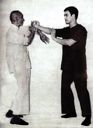 Lý Tiểu Long khi mới 12 tuổi đã ý thức theo võ thuật, gia nhập Vịnh Xuân Quyền của danh sư Diệp Vấn. Lý Tiểu Long khi mới 12 tuổi đã có ý thức theo học võ thuật, gia nhập Vịnh Xuân Quyền của danh sư Diệp Vấn.