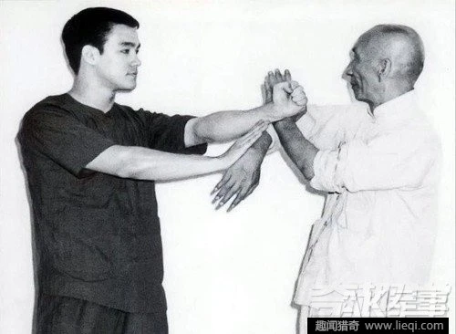 Diệp Vấn truyền đạt quyền cước của phái cho đệ tử họ Lý. Sau này, bên cạnh nghiệp điện ảnh, anh cũng mở võ quán giống sư phụ. Diệp Vấn truyền đạt quyền cước của phái cho đệ tử họ Lý. Sau này, bên cạnh nghiệp điện ảnh, anh cũng mở võ quán giống sư phụ.