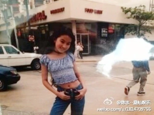 Chưa đến 10 tuổi, Lưu Diệc Phi đã có tố chất người mẫu, tự tin khi xuất hiện trước ống kính.