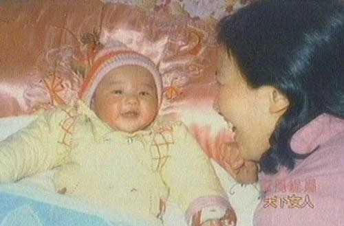 Lưu Diệc Phi là con gái của Giáo sư An Thiếu Khang và nghệ sĩ múa có tiếng Lưu Hiểu Lợi. Ngay từ khi chào đời, cô đã được bố mẹ cưng chiều. Sau này cha mẹ ly hôn, Lưu Diệc Phi theo mẹ sang Mỹ định cư.